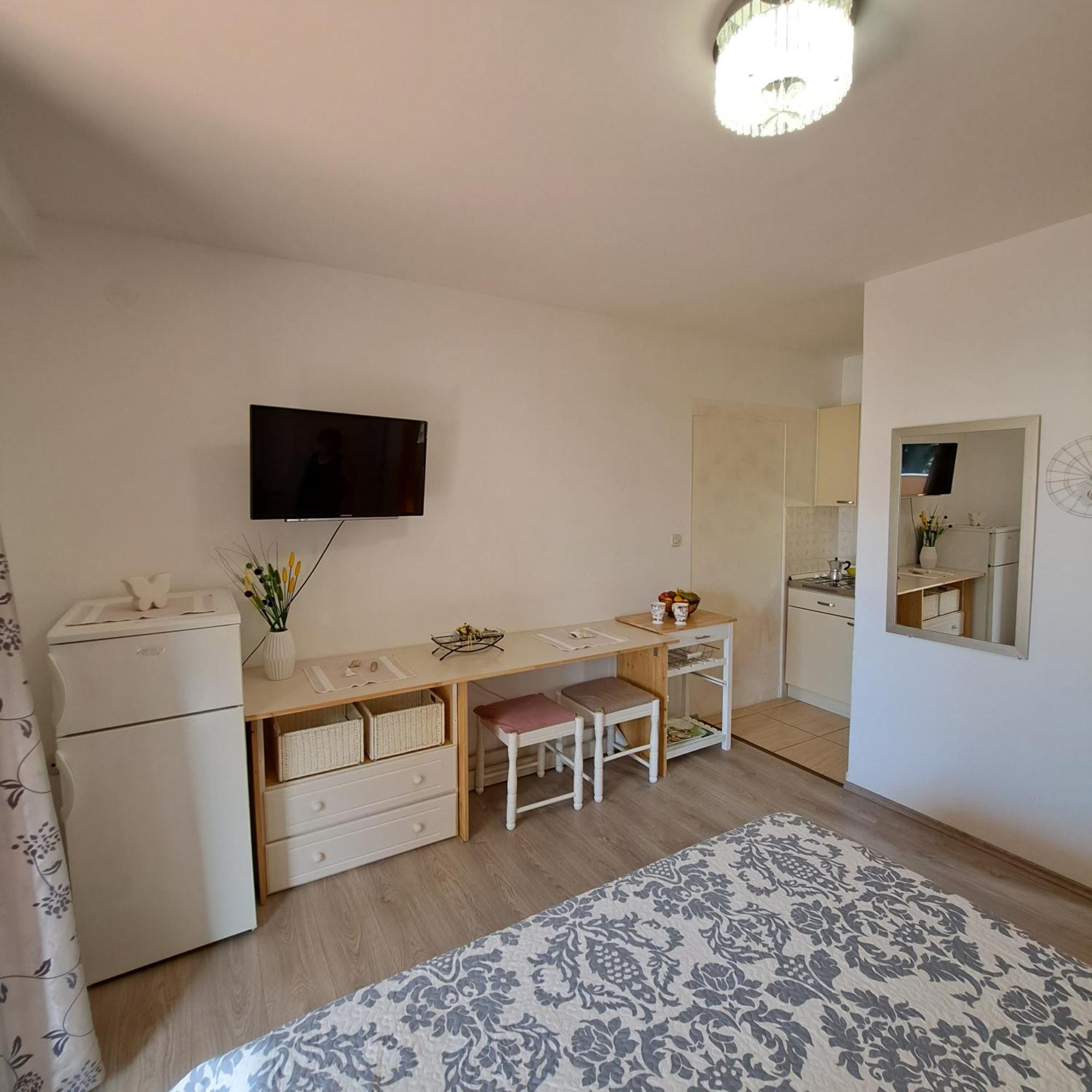 Apartment Jelka Malinska Bagian luar foto